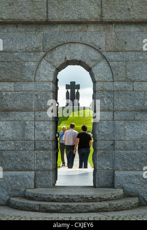 Gräber und Besucher auf dem deutschen Soldatenfriedhof in La Cambe, Normandie, Frankreich Stockfoto