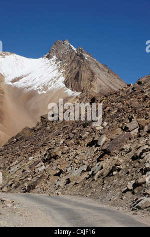 Landschaft zwischen Baralacha La (Bara-Lacha-Pass, 4890m) und Sarchu, Manali-Leh-Highway, Lahaul und Spiti, Himachal Pradesh, Indien Stockfoto