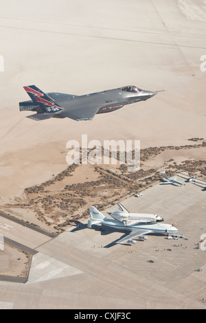 US Air Force f-35 Lightning II Stealth-Fighter Flugzeug fliegt über das Space Shuttle Endeavour auf der Edwards Air Force Base 20. September 2012 in Edwards, California. Stockfoto