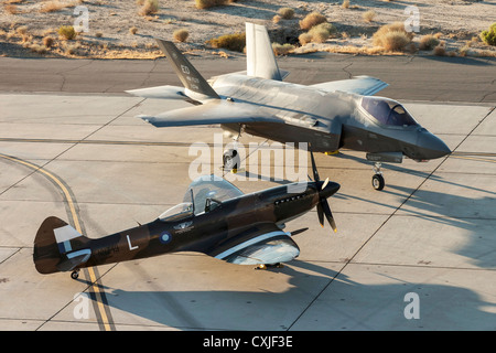 US Air Force f-22 Raptor Stealth-Kampfflugzeuge neben einem zweiten Weltkrieg Spitfire Flugzeug auf der Edwards Air Force Base 15. September 2012 in Edwards, California. Stockfoto