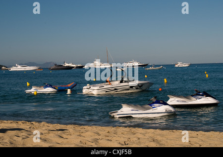 Wave Rider, Schnellboote und Luxus-Yachten vor Anker von Pampelonne Strand in der Nähe von St. Tropez, im Süden von Frankreich. Stockfoto