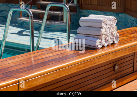 Zubereitete Handtücher neben dem leeren Schwimmbad. Cunnard Liner Queen Victoria. Stockfoto