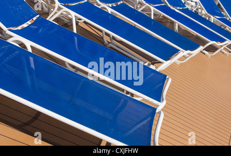 Sonnenliegen am Swimming Pool. Cunard Liner Queen Victoria. Stockfoto