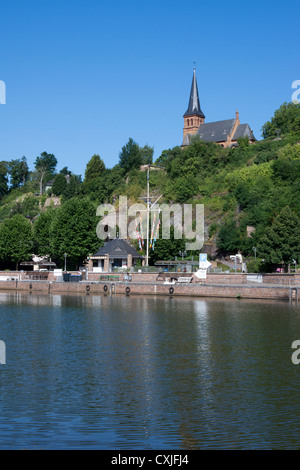 Ansicht von Saarburg mit der evangelischen Kirche, Landkreis Trier-Saarburg, Rheinland-Pfalz, Deutschland, Europa Stockfoto