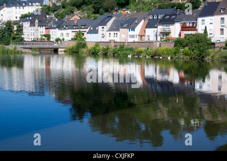 Häuser am Ufer des Flusses Saar, Saarburg, Landkreis Trier-Saarburg, Rheinland-Pfalz, Deutschland, Europa Stockfoto