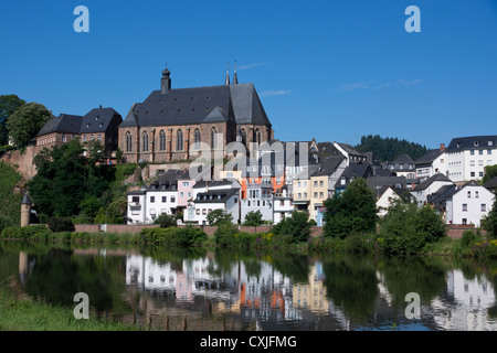 Stadtbild Ansicht Saarburg mit der Pfarrkirche Sankt Laurentius, Landkreis Trier-Saarburg, Rheinland-Pfalz, Deutschland, Europa Stockfoto