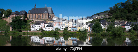 Panoramablick auf Saarburg mit der Pfarrkirche Sankt Laurentius, Landkreis Trier-Saarburg, Rheinland-Pfalz, Deutschland, Europa Stockfoto