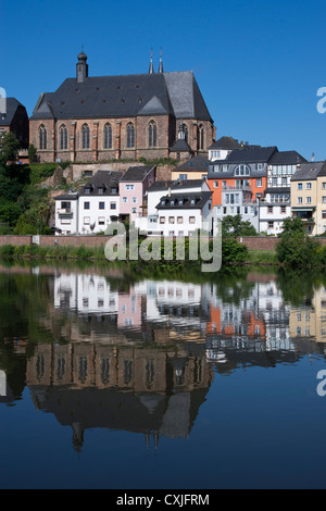 Stadtbild Ansicht Saarburg mit der Pfarrkirche Sankt Laurentius, Landkreis Trier-Saarburg, Rheinland-Pfalz, Deutschland, Europa Stockfoto