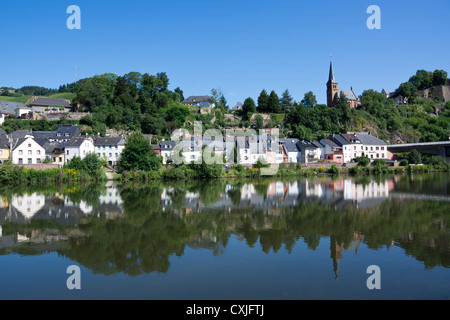 Blick über die Saar auf Saarburg mit der protestantischen Kirche, Landkreis Trier-Saarburg, Rheinland-Pfalz, Deutschland, Eur Stockfoto