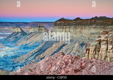 Buttes und Felsen rund um Smoky Mountain Road bei Kelly Grade, Sonnenaufgang, Grand Treppe Escalante National Monument, Utah, USA Stockfoto