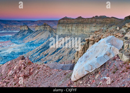 Buttes und Felsen rund um Smoky Mountain Road bei Kelly Grade, Sonnenaufgang, Grand Treppe Escalante National Monument, Utah, USA Stockfoto