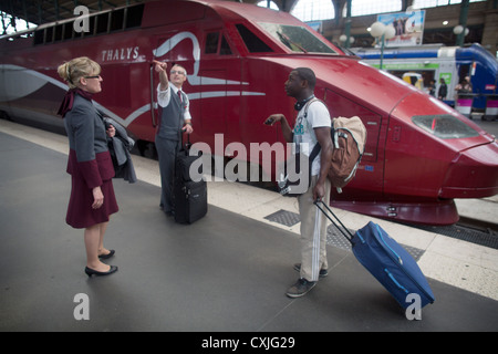 SNCF auf die Puffer a Kastanienbraun Zug Thalys Paris Gare du Nord Bahnhof in Frankreich Stockfoto