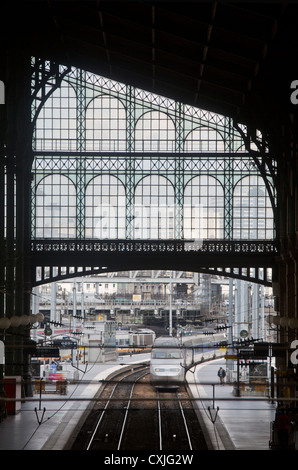 SNCF eine silberne französische nationale Schienennetz Train à Grande Vitesse TGV-Zug am Bahnhof Gare du Nord in Paris in Frankreich Stockfoto