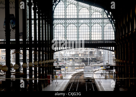 SNCF eine silberne französische nationale Schienennetz Train à Grande Vitesse TGV-Zug am Bahnhof Gare du Nord in Paris in Frankreich Stockfoto