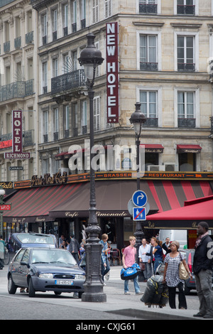 Hotel gegenüber SNCF Paris Gare du Nord Bahnhof in Frankreich, mit typischen französischen Balkonen und Fenstern Stockfoto