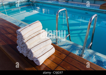 Zubereitete Handtücher neben dem leeren Schwimmbad. Cunnard Liner Queen Victoria. Stockfoto