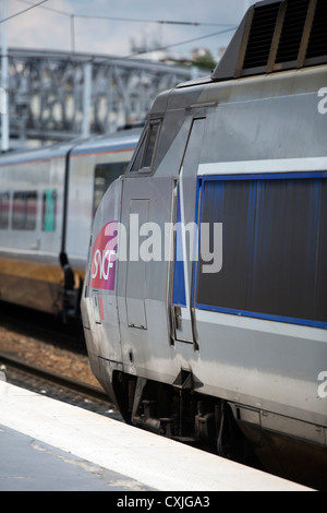 SNCF eine silberne französische nationale Schienennetz Train à Grande Vitesse TGV-Zug am Bahnhof Gare du Nord in Paris in Frankreich Stockfoto