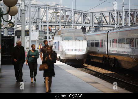 SNCF eine silberne französische nationale Schienennetz Train à Grande Vitesse TGV-Zug am Bahnhof Gare du Nord in Paris in Frankreich Stockfoto