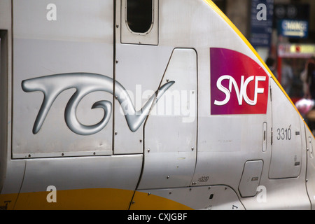 SNCF eine silberne französische nationale Schienennetz Train à Grande Vitesse TGV-Zug am Bahnhof Gare du Nord in Paris in Frankreich Stockfoto