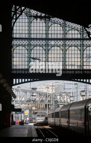 SNCF eine silberne französische nationale Schienennetz Train à Grande Vitesse TGV-Zug am Bahnhof Gare du Nord in Paris in Frankreich Stockfoto