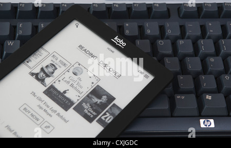 Eine Kobo Touch Ereader (Ebook) wird fotografiert sitzt oben auf einer Computer-Tastatur angezeigt. Stockfoto