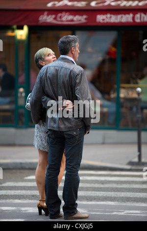 Ein älteres paar verhätschelt gehen Hand in Hand Paris Frankreich Stockfoto