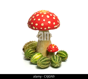 roten Champignon mit grünen Melonen isoliert auf weiss Stockfoto