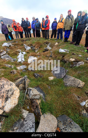 Touristen suchen bei Thule Homepage auf Devon Island in der Nähe von Dundas Harbour, Nunavut, Kanada. Von frühen Inuit 1000 besetzt Jahren Stockfoto