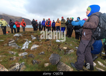 Touristen suchen bei Thule Homepage auf Devon Island in der Nähe von Dundas Harbour, Nunavut, Kanada. Von frühen Inuit 1000 besetzt Jahren Stockfoto