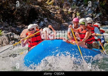 Wildwasser-Rafting Middle Fork des Salmon River an einem schönen Sommertag, Idaho Stockfoto