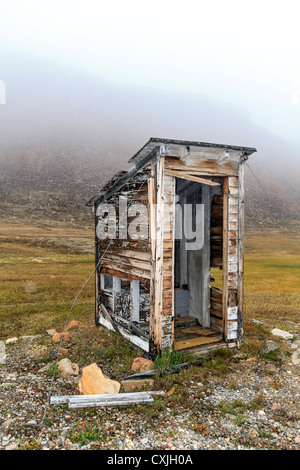 Dieses Nebengebäude ist Teil der Überreste der RCMP (Royal Canadian Mounted Police) Stelle an der Dundas Harbour auf Devon Island, Nunavut, Kanada Stockfoto