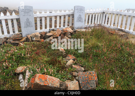 Friedhof auf einem Hügel über der RCMP (Royal Canadian Mounted Police) Stelle an der Dundas Harbour auf Devon Island, Nunavut, Kanada Stockfoto