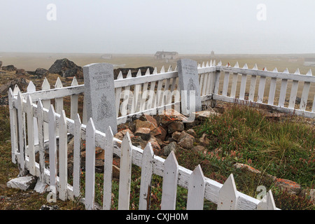 Friedhof auf einem Hügel über der RCMP (Royal Canadian Mounted Police) Stelle an der Dundas Harbour auf Devon Island, Nunavut, Kanada Stockfoto