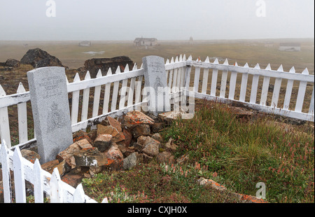 Friedhof auf einem Hügel über der RCMP (Royal Canadian Mounted Police) Stelle an der Dundas Harbour auf Devon Island, Nunavut, Kanada Stockfoto