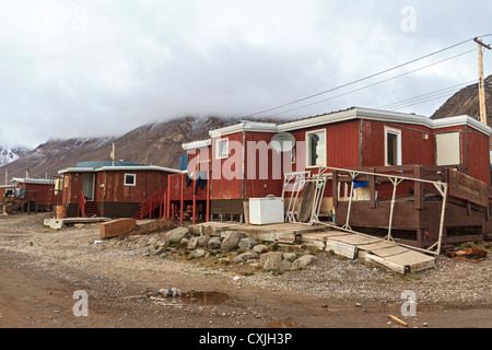 Häuser im Sommer in Grise Fjord auf Ellesmere Insel, Nunavut, Kanada nördlichste Gemeinde, bestehend aus Inuit-Menschen... Stockfoto