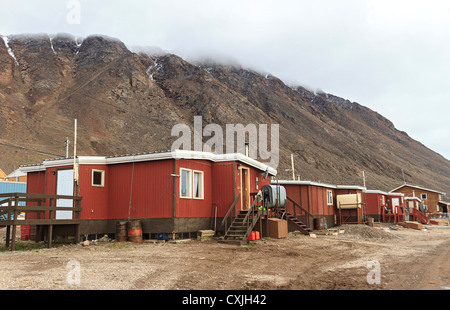 Häuser im Sommer in Grise Fjord auf Ellesmere Insel, Nunavut, Kanada nördlichste Gemeinde, bestehend aus Inuit-Menschen. Stockfoto