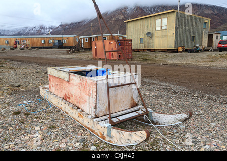 Fracht-Schlitten (Jagdunterstände) in am Strand in Grise Fjord auf Ellesmere Island, Kanada nördlichste Gemeinde sitzen, Stockfoto