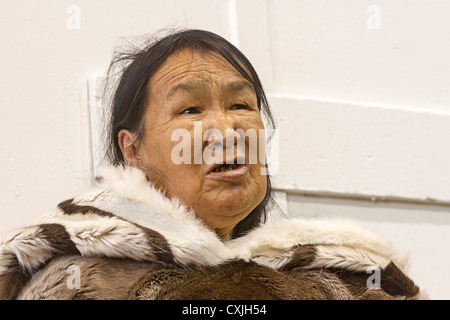 Ältere Inuit-Frau in traditioneller Haut Kleidung. Grise Fjord, Nunavut, nördlichste Gemeinde in Kanada Stockfoto