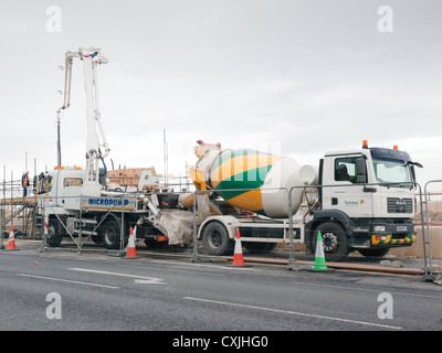 Fertig gemischter Beton an einer mobilen Pumpe in Holzform Arbeit für eine neue Ufermauer in Redcar übermittelt werden Stockfoto