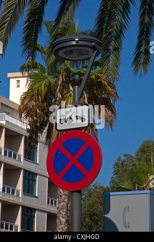 Zeichen, die zeigen, dass Autos abgeschleppt werden werden, wenn in dem kein Parkplatz geparkt Stockfoto