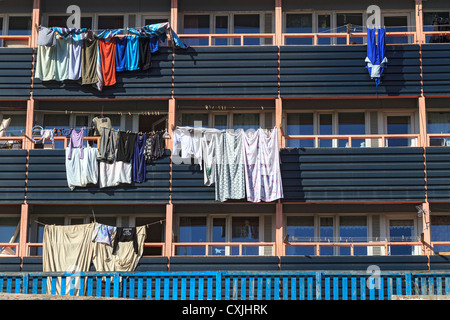 Wäsche hängt zum Trocknen auf Geländer außerhalb Ferienwohnungen in Ilulissat Stockfoto