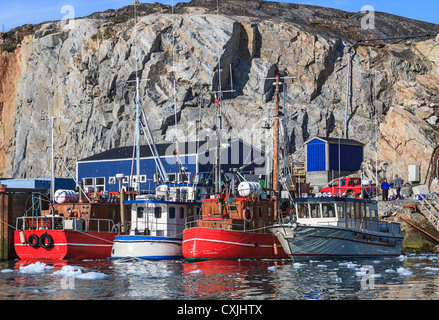 Angelboote/Fischerboote in Eis erstickt Hafen der Diskobucht in Ilulissat, Grönland im Hochsommer. Eis ist ganzjährig im Hafen. Stockfoto