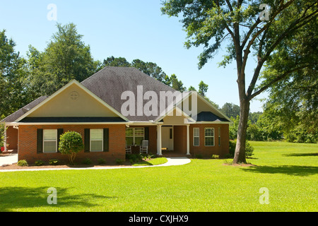 Haus im Kolonialstil Ziegel auf schön angelegten Grundstück in Florida Stockfoto