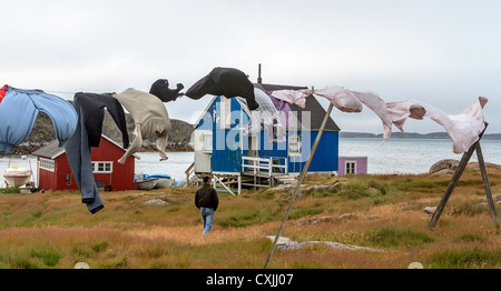 Wäsche hängt zum Trocknen auf eine Linie außerhalb der bunt bemalten Häuser Itilleq, ein Dorf von 85 Inuit-Menschen in Grönland Stockfoto