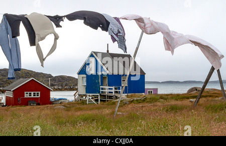 Wäsche hängt zum Trocknen auf eine Linie außerhalb der bunt bemalten Häuser Itilleq, ein Dorf von 85 Inuit-Menschen in Grönland Stockfoto