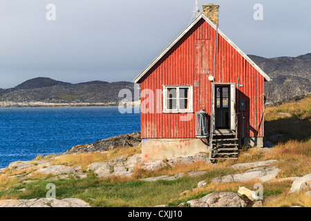 Bunt bemalten Häuser von Itilleq, ein Dorf von 85 Inuit-Menschen an der südwestlichen Küste Grönlands. Ende des Sommers. Stockfoto