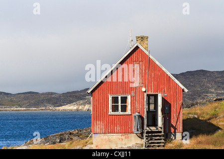 Bunt bemalten Häuser von Itilleq, ein Dorf von 85 Inuit-Menschen an der südwestlichen Küste Grönlands. Ende des Sommers. Stockfoto