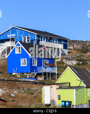 Robbenfleisch Trocknung hängt vor einem bunt bemalten Haus Itilleq, ein Dorf von 85 Inuit-Menschen in Grönland Stockfoto