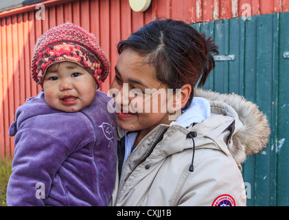 Junge Inuit Mutter und ihr Babymädchen in Itilleq, ein Dorf von 80 Inuit-Menschen an der südwestlichen Küste Grönlands. Stockfoto