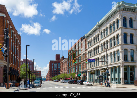 Der Kreuzung W 6th St und St Clair Avenue mit dem Hoyt-Block auf der rechten Seite, Speicherstadt, Cleveland, Ohio, USA Stockfoto